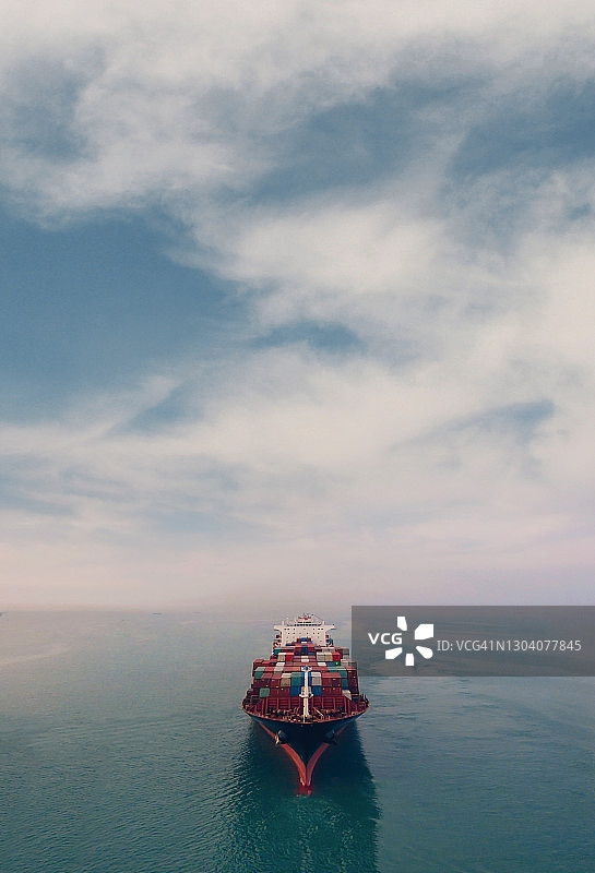 运输中的货船鸟瞰图。图片素材