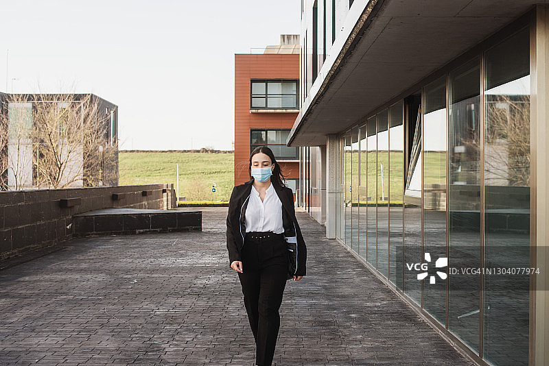 年轻女商人戴着防护口罩图片素材