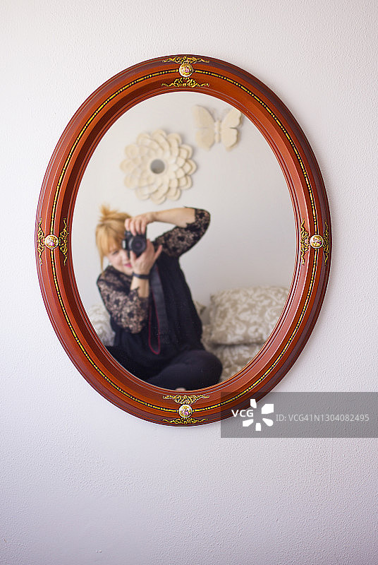 带有自画像的古董镜子图片素材
