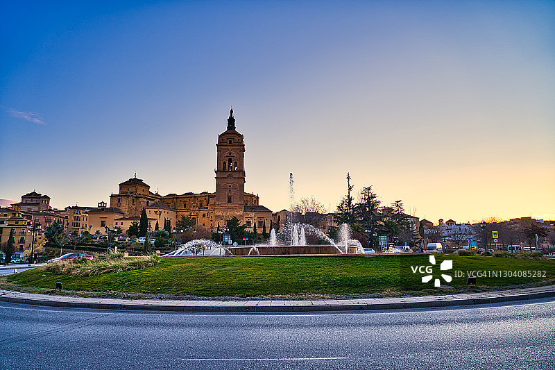 西班牙瓜迪克斯大教堂暮色图片素材