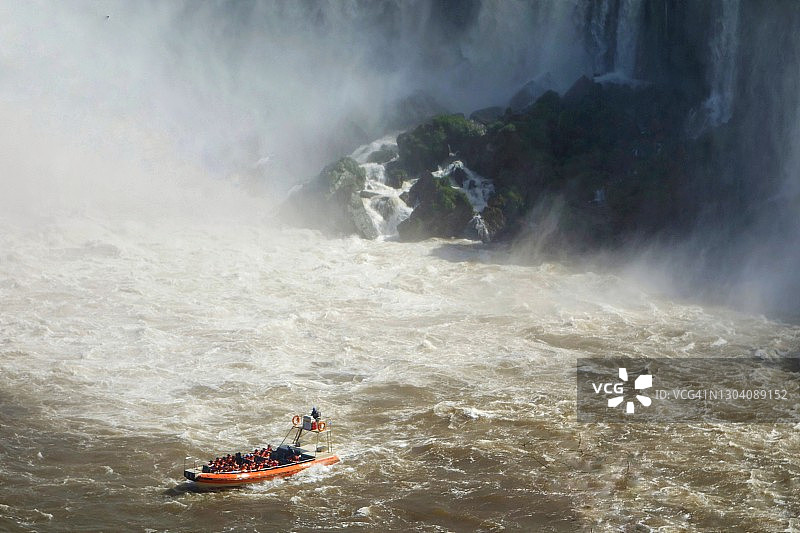 阿根廷伊瓜苏瀑布上的游船图片素材