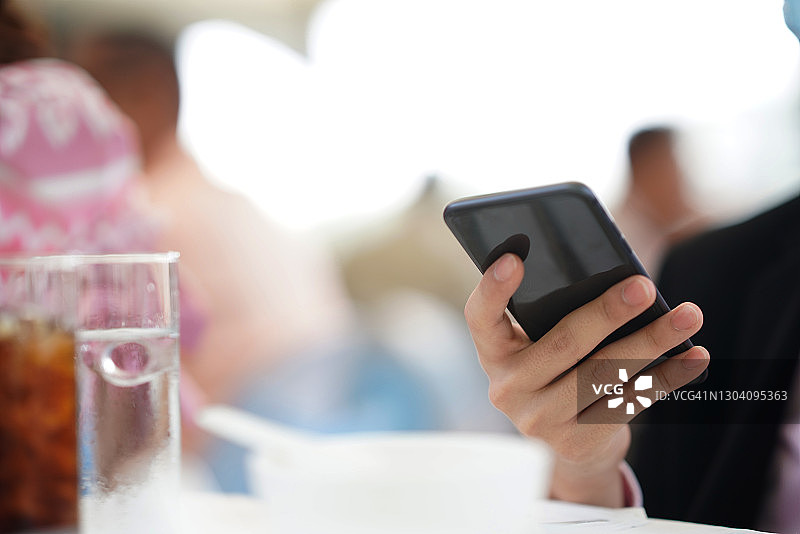 手持手机聊天信息图片素材