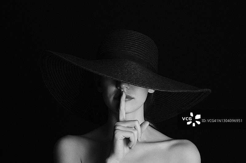 戴帽子的年轻漂亮女人单色写真图片素材