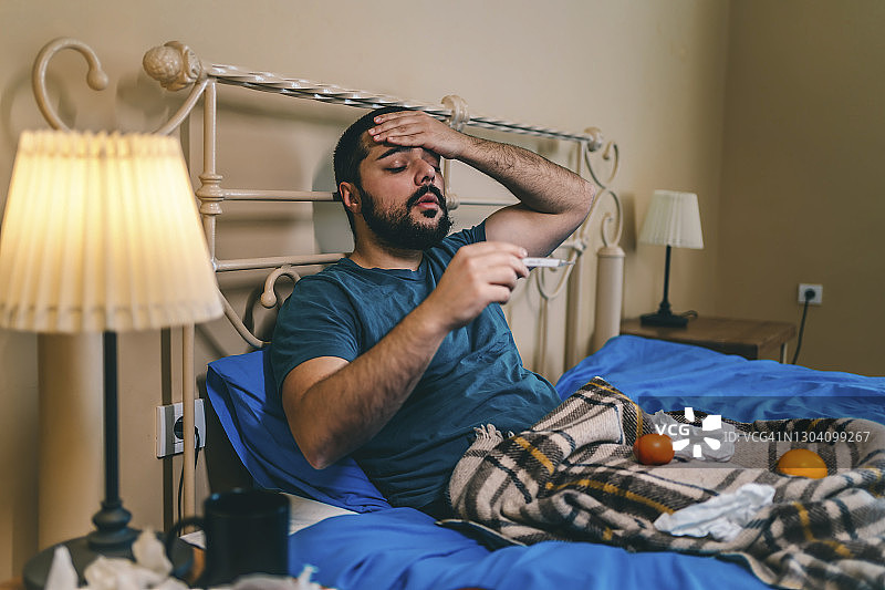 在家发高烧的男人图片素材