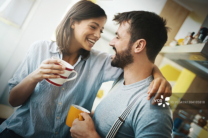 情侣在家享用早晨咖啡图片素材