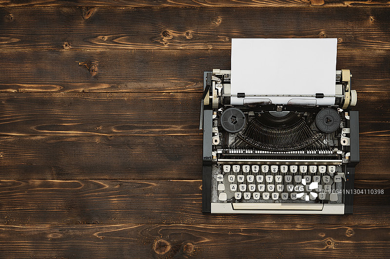 乡村木质背景上的空白白色纸张打字机图片素材