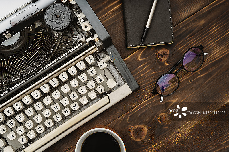 打字机置于复古木质背景上图片素材
