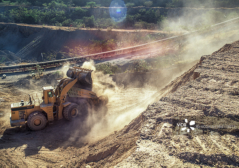 自卸卡车和土方机械在采石场作业图片素材