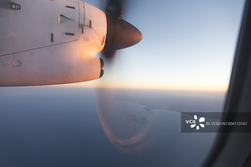 飞越斯宾塞湾的飞机引擎，南澳大利亚图片素材