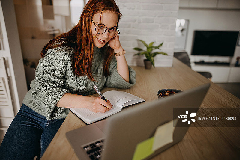 我有一个截止日期图片素材