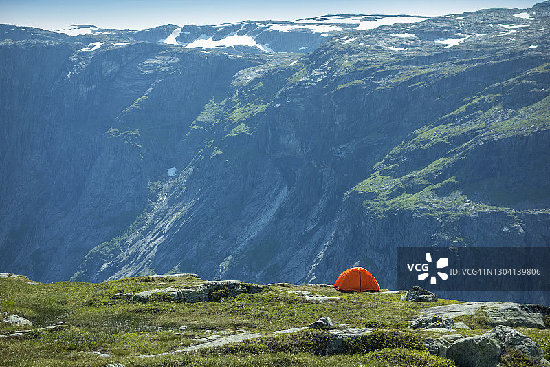 在Trolltunga露营图片素材