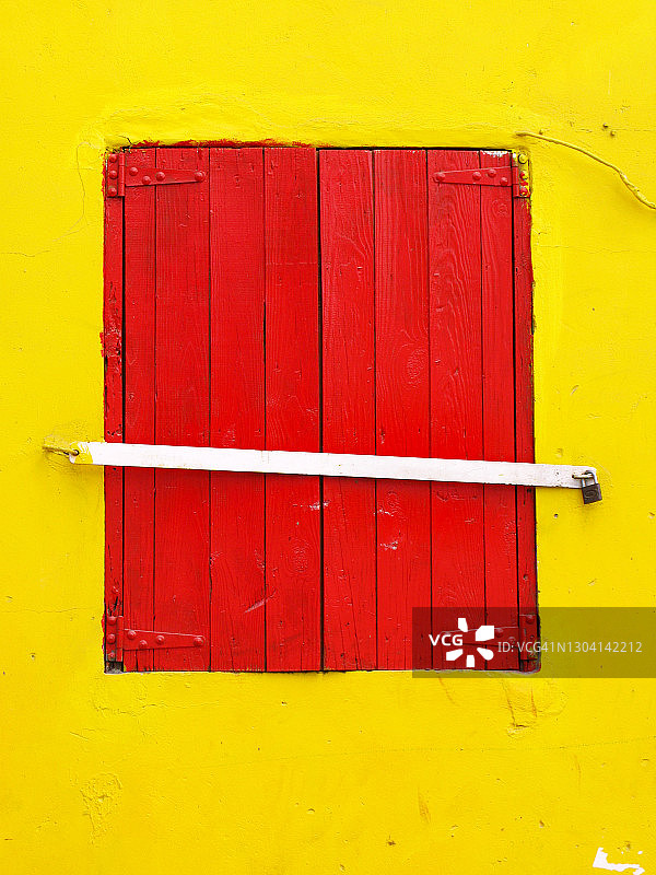 马提尼克岛红色百叶窗和黄色房屋外墙的窗户图片素材