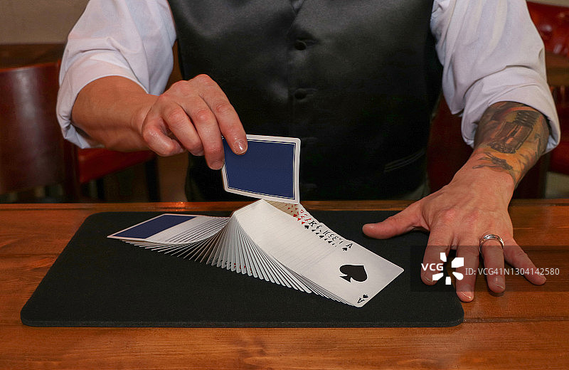 魔术师展示扑克牌的特写图片素材