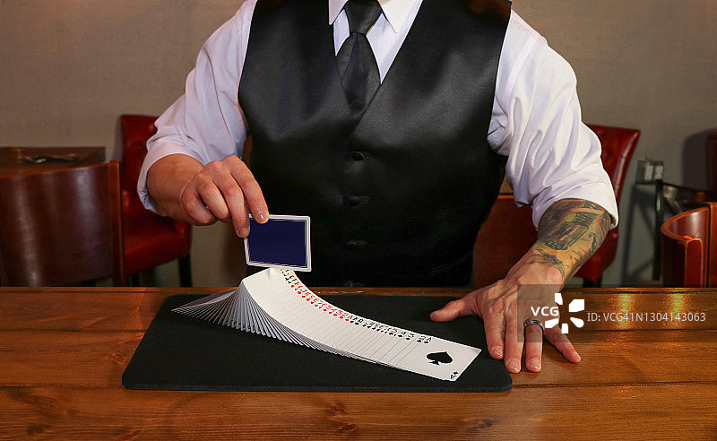 魔术师展示纸牌魔术图片素材
