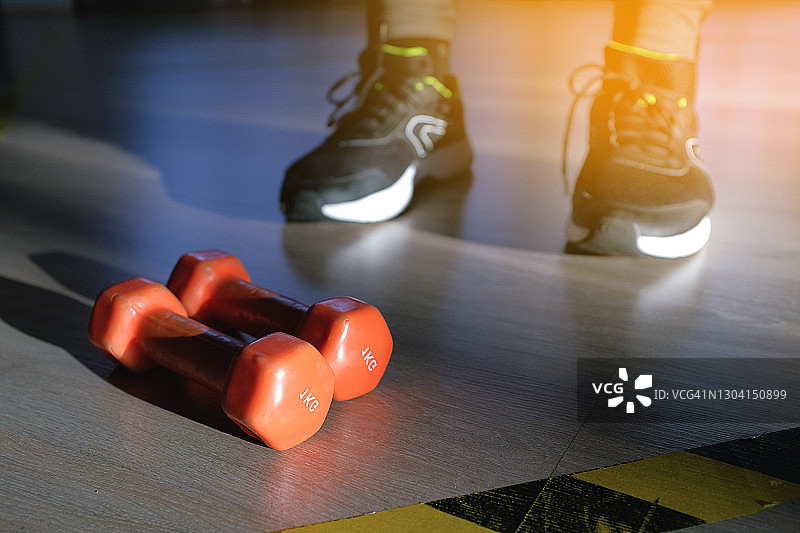 健身房内的重型铁哑铃和运动男士图片素材