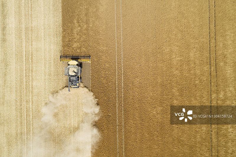 德国巴伐利亚：联合收割机收割麦田航拍图片素材