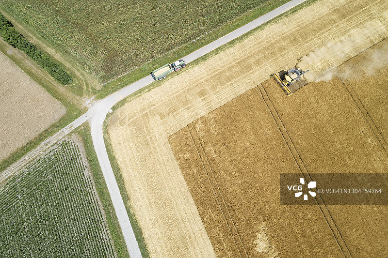 德国巴伐利亚：联合收割机收割麦田航拍图片素材