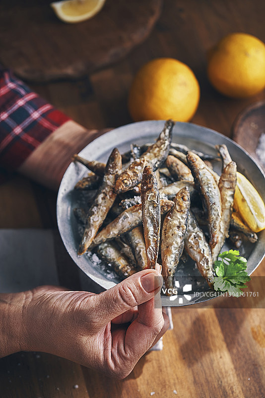香炸多春鱼配鲜柠檬图片素材