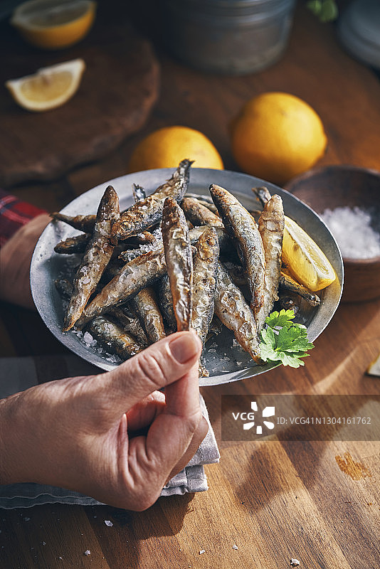 香炸多春鱼配鲜柠檬图片素材