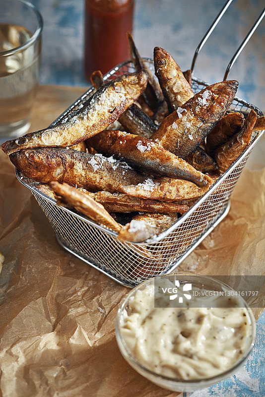 香炸多春鱼配鲜柠檬图片素材