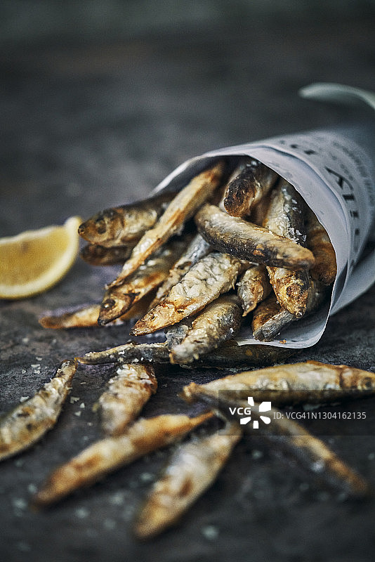 香炸多春鱼配鲜柠檬图片素材