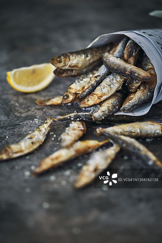 香炸多春鱼配鲜柠檬图片素材