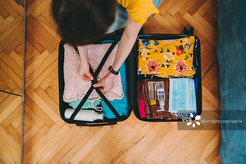 新冠疫情后商务旅行的打包行李箱图片素材