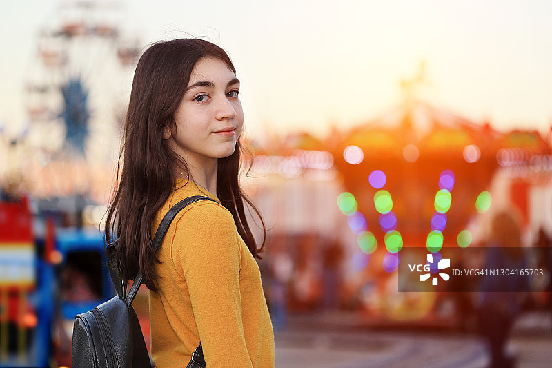 在游乐园里玩耍的快乐女孩图片素材