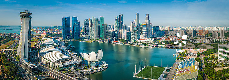 新加坡中央商务区摩天大楼和滨海湾的航拍全景图片素材