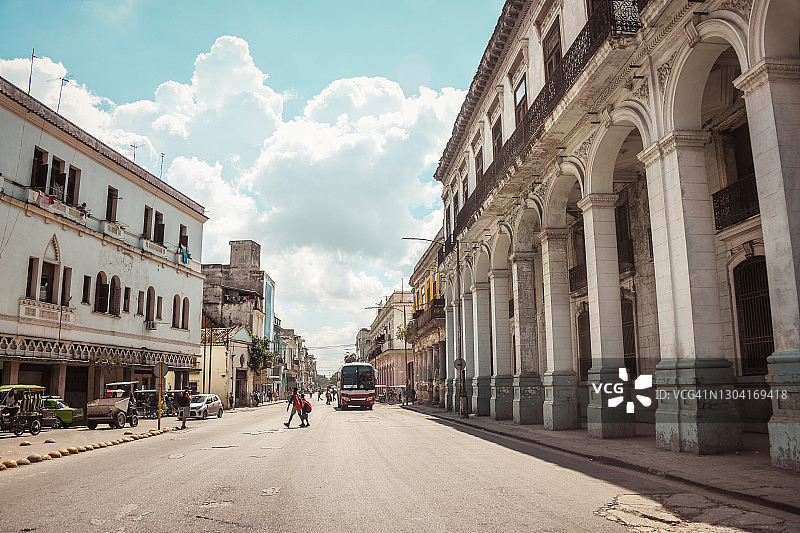 古巴哈瓦那市中心遍布人群和车辆的街道图片素材