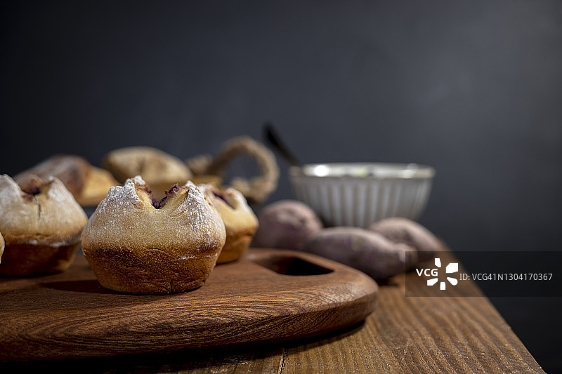 手工烘焙糕点：紫色地瓜包图片素材