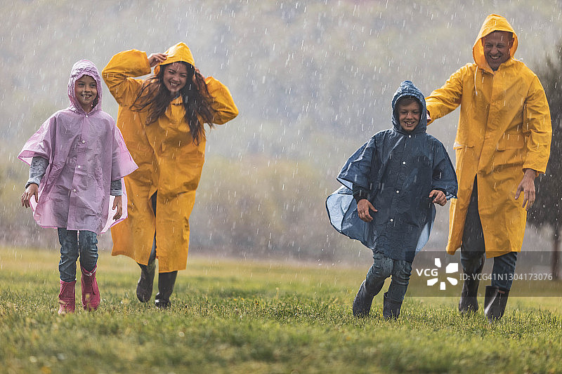 追逐雨滴图片素材