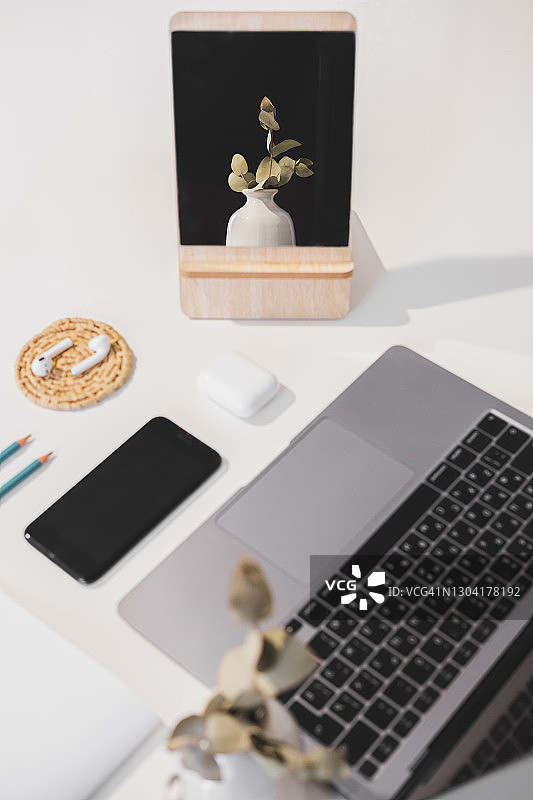 配备数码设备的现代工作场所顶视图图片素材