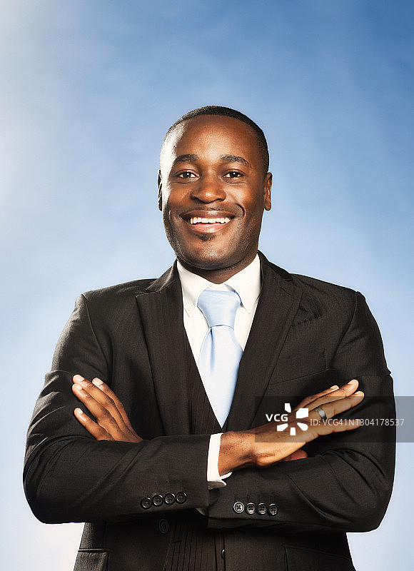 身穿西装的快乐商人自信地对着镜头微笑图片素材