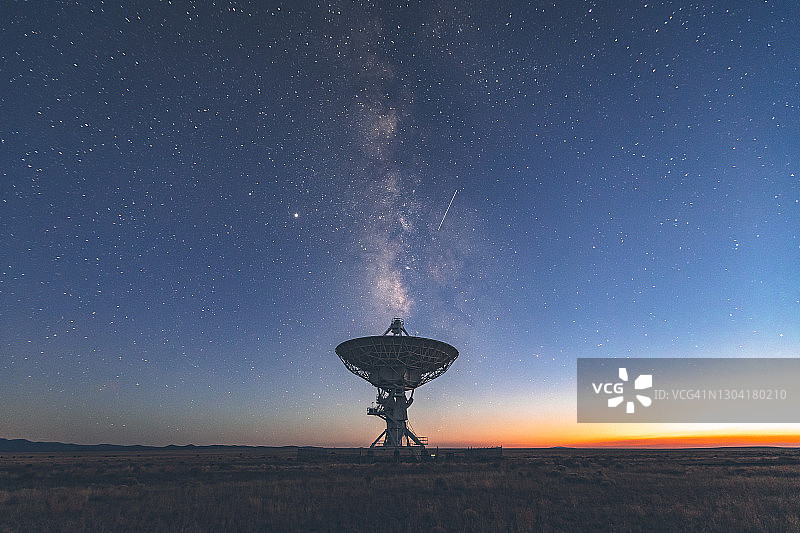新墨西哥州银河下的超大型阵列射电望远镜图片素材