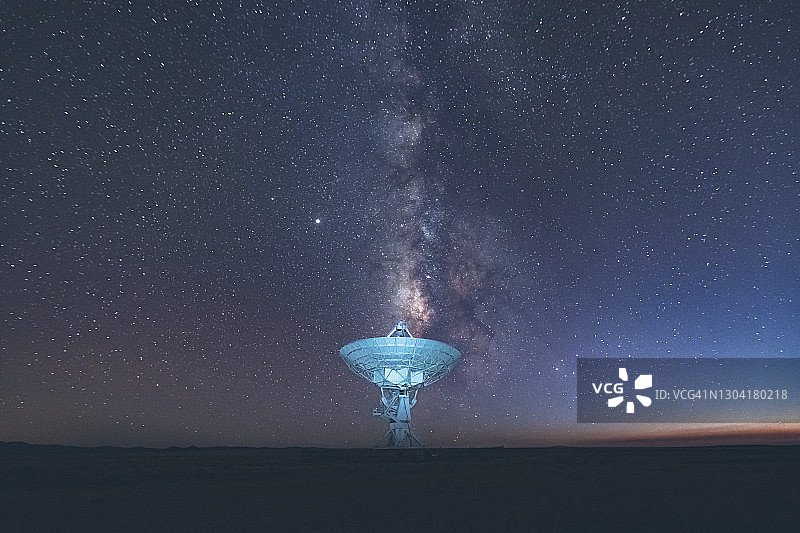 新墨西哥州银河下的超大型阵列射电望远镜图片素材