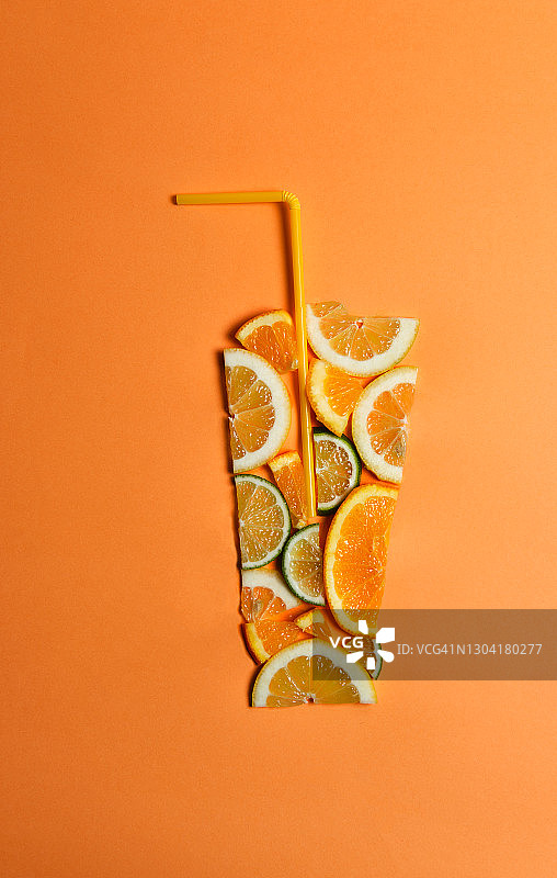 橙色背景上的切割水果，模仿玻璃图片素材