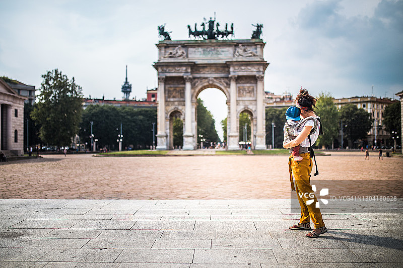 母亲抱着宝宝游览米兰图片素材