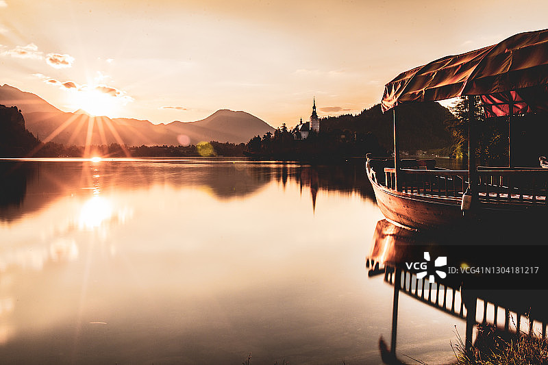 布莱德湖日出时分的船只图片素材