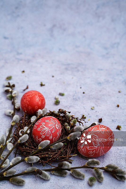 鸟巢中的复活节彩蛋图片素材