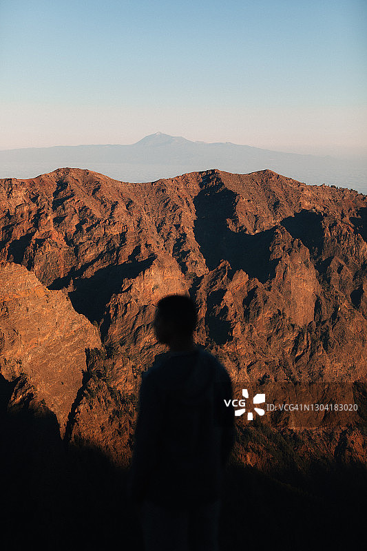 男人在日落时看落基山脉图片素材