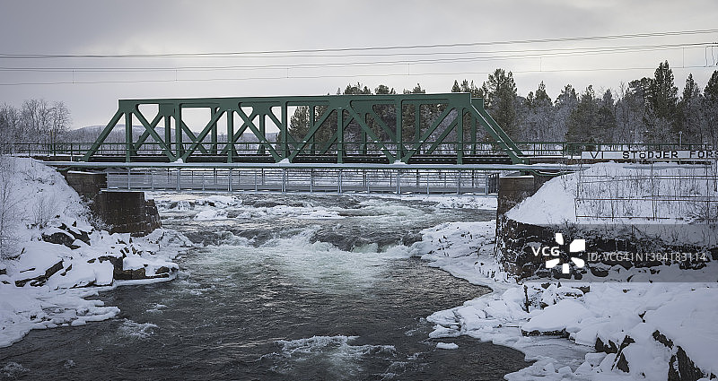 斯堪的纳维亚的雪后火车桥图片素材