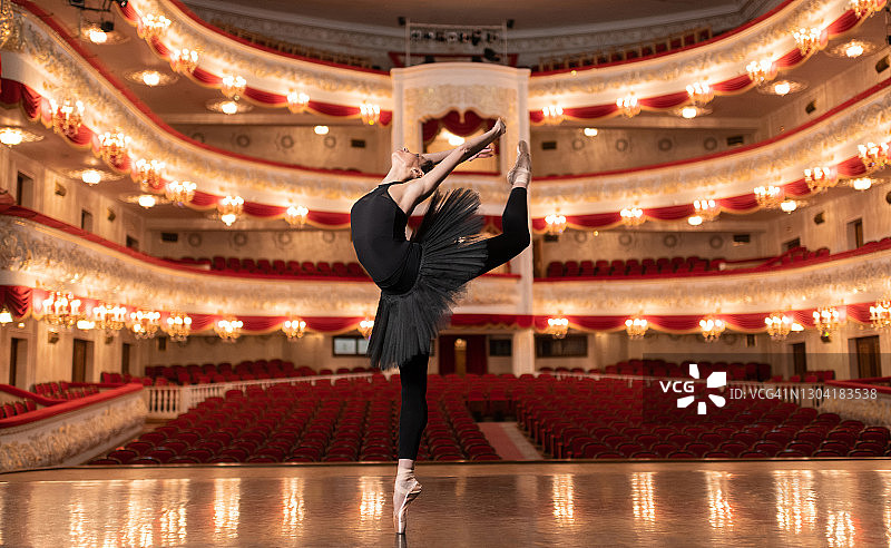 在舞台上跳舞的优雅苗条芭蕾舞女演员图片素材