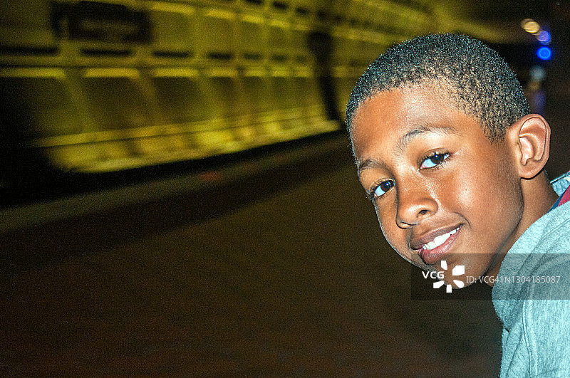 地铁里的年轻非裔美国男孩图片素材