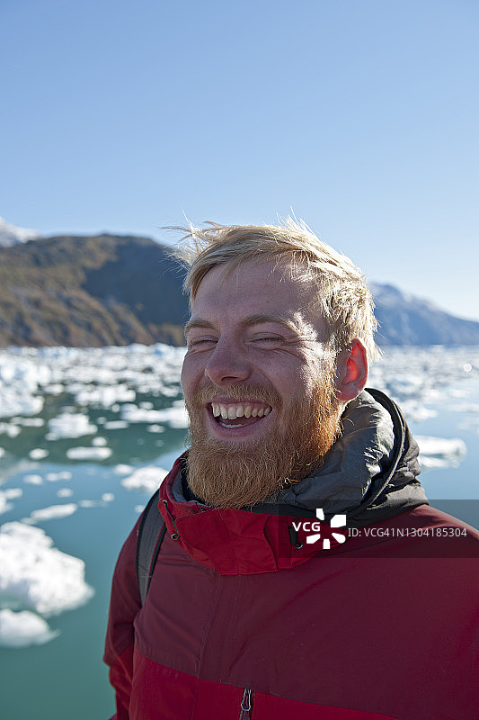 在格陵兰岛南部峡湾笑着的络腮胡金发男子图片素材