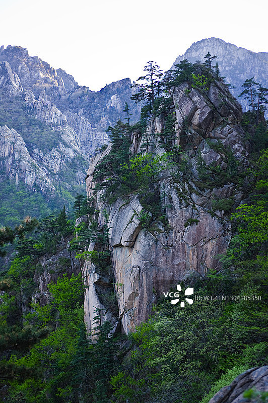 雪岳山国家公园的花岗岩石壁图片素材