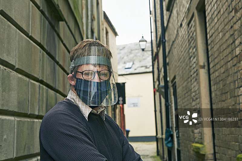 戴着个人防护装备的中年男子肖像图片素材