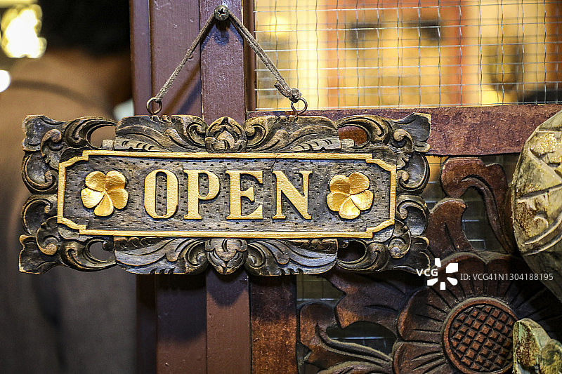 泰国餐厅入口处的营业中标志图片素材