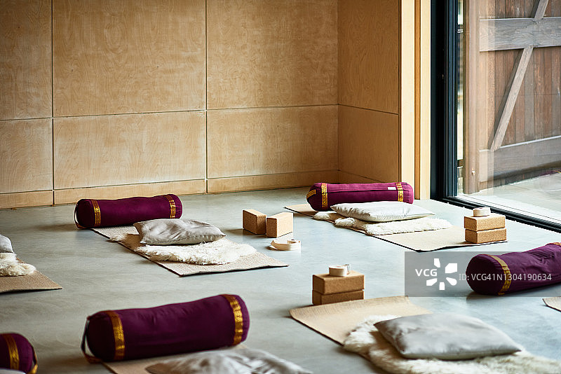 空旷瑜伽馆内的瑜伽垫图片素材
