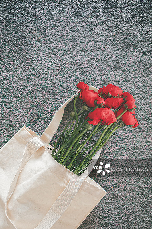 手提袋里的红色毛茛图片素材